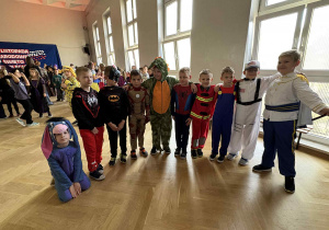 Uczniowie klas młodszych w przebraniach