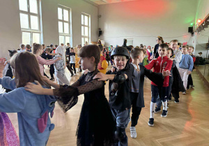 Wspólna zabawa w sali gimnastycznej