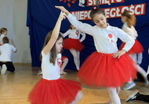 Taniec uczniów klas drugich