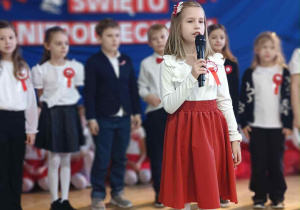 Uczennica klasy drugie podczas prezentacji muzyczne