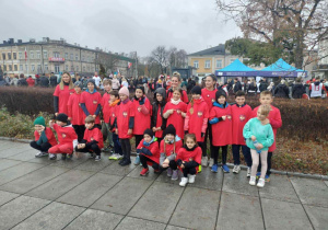 Grupowe zdjęcie uczestników biegu reprezentujących szkołę
