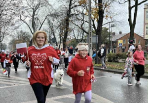 Uczennica z mamą na trasie biegu