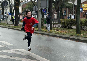 Uczeń biegnie do mety