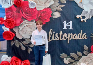 Uczeń klasy siódmej z nagrodą i dyplomem