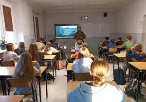 Uczniowie podczas spotkania z żołnierzem 7 Batalionu 25. Brygady Kawalerii Powietrznej