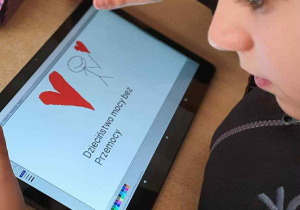 Uczeń pracuje na tablecie