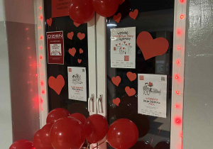 Okno w czerwonych barwach