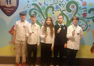 Zwycięska drużyna ma wspólnym zdjęciu