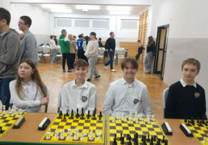 Uczniowie podczas rozgrywek w szachy