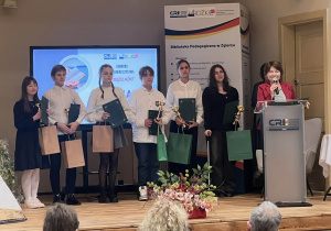 Nagrodzeni uczniowie na wspólnym zdjęciu z nagrodami i dyplomami