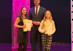 Zdjęcie z wiceprezydentem miasta podczas gali wręczenia Aniołów Dobroczynności