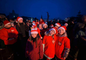 Dzieci w czerwonych strojach podczas Odlotowych Miejskich Mikołajek na Placu Kościuszki
