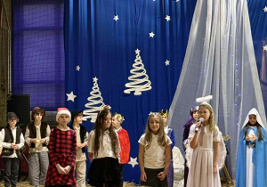 Dziewczynki śpiewają pastorałkę