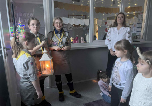 Przedstawicielki ZHP przekazują Betlejemskie Światło Pokoju