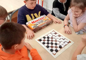 Uczniowie w świetlicy podczas rozgrywek