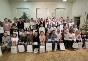 Zdjęcie grupowe nagrodzonych uczniów