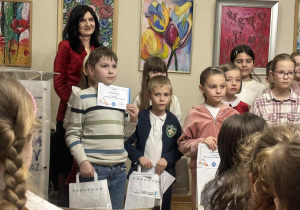 Uczniowie z dyplomami i nagrodami