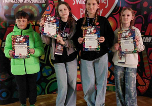 Wolontariusze z puszkami w hali sportowej szkoły