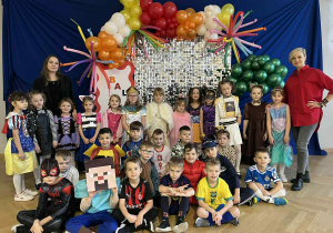 Zdjęcie grupowe dzieci z oddziałów przedszkolnych