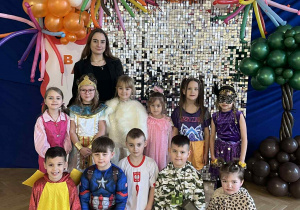 Dzieci w przebraniach pozują do wspólnego zdjęcia