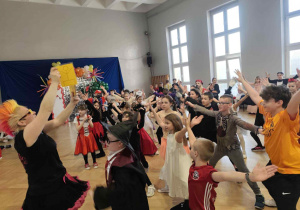 Wspólna zabawa z animatorką