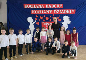 Zdjęcie grupowe oddziału przedszkolnego w odświętnych strojach