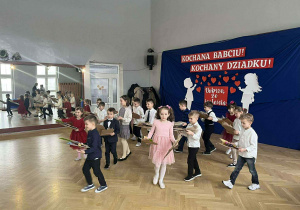 Taniec podczas występu przed dziadkami
