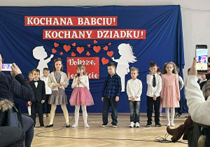 Przedszkolaki występują w sali gimnastycznej