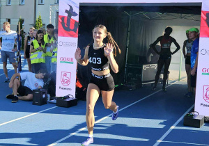 Uczennica wbiega na metę
