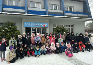 Grupa uczniów Szkoły Podstawowej nr 11 na wspólnym zdjęciu przed kręgielnią