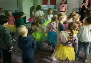 Dzieci podczas wspólnej zabawy