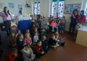 Dzieci oglądają teatrzyk cieni