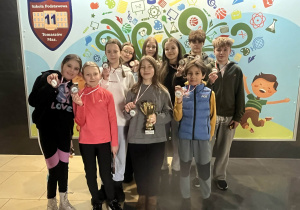 Łyżwiarze prezentują zdobyte medale i puchar