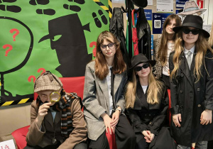 Uczniowie klas siódmych w strojach agentów