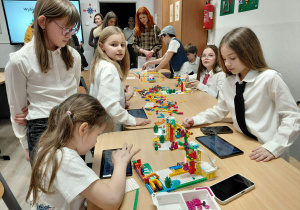 Uczniowie prezentują zestawy Lego Spike