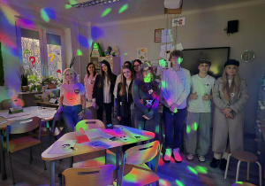 Ósmoklasiści w pracowni biologicznej