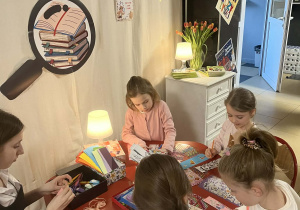 Kącik czytelniczy, dzieci wykonują zakładki do książek