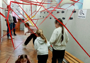 Dzieci pokonują labirynt