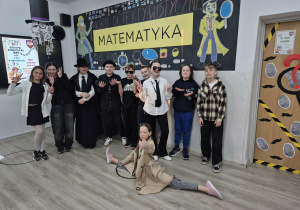 Grupa uczniów klasy piątej w sali matematycznej