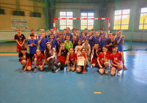 Zdjęcie drużyny uczniów klas 1-4 reprezentującej szkołę w zawodach