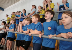 Uczniowie kibicują na trybunach