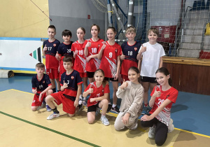 Reprezentacja uczniów klas czwartych przed zawodami w hali sportowej