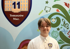 Finalista konkursu pozuje do zdjęcia w stroju galowym