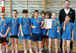 Reprezentacja klas trzecich po zdobyciu brązowego medalu pozuje do zdjęcia wraz z trenerem