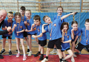 Uczniowie klas pierwszych na zdjęciu z trenerem