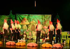 Chłopcy w strojach krasnoludków podczas przedstawienia na scenie