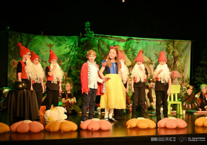 Występ artystyczny w wykonaniu uczniów klasy 1b