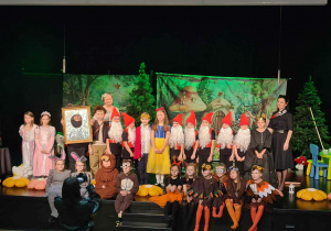 Zdjęcie BAJKOWYCH ODKRYWCÓW Z JEDENASTKI w kostiumach