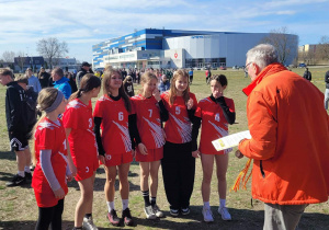 Wręczenie dyplomów i medali dziewczętom