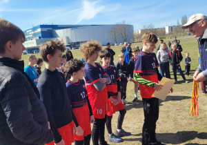 Chłopcy odbierają medale i dyplom za zajęcie I miejsca